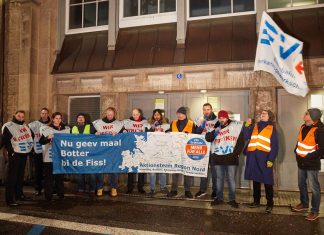 Bahnstreik: Regionalverkehr läuft wieder Streikende Mitglieder der EVG halten am Hauptbahnhof eine Transparent mit der Aufschrift: "Nu geev maal Botter bi de Fiss!". Foto: Georg Wendt/dpa