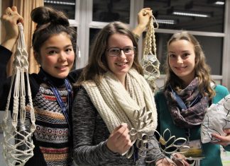 DIY: Nachhaltige Geschenke auf den letzten Drücker Sara Kameyama, Bianca Wiedersich und Lea Rupelt haben den Kurs "Nachhaltige Weihnachten" vorbereitet. Foto: Hannah Lesch
