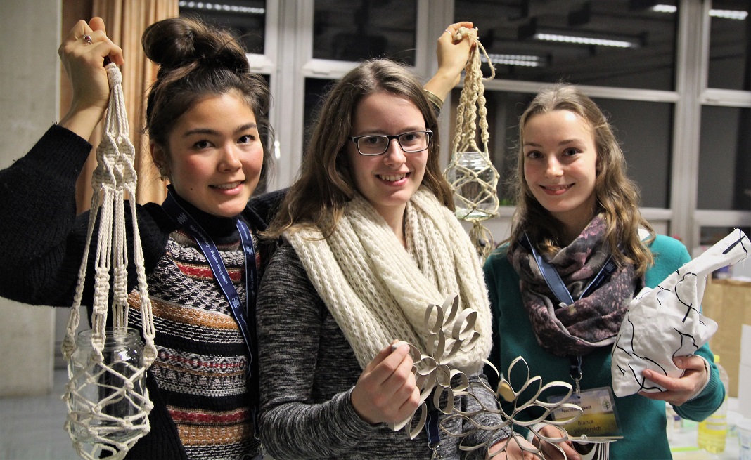 Sara Kameyama, Bianca Wiedersich und Lea Rupelt haben den Kurs "Nachhaltige Weihnachten" vorbereitet. Foto: Hannah Lesch