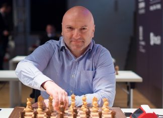“Schachcomputer zeigen Spielern völlig neue Wege” Schach-Großmeister Georgios Souleidis am Schachbrett.