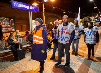 Bahn-Streik: Züge und S-Bahnen in Hamburg betroffen Bahn-Streik: Mitarbeiter der Eisenbahn- und Verkehrsgewerkschaft (EVG) streiken am Hamburger Hauptbahnhof.