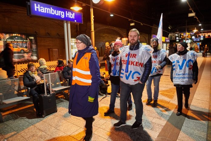 Bahn-Streik: Mitarbeiter der Eisenbahn- und Verkehrsgewerkschaft (EVG) streiken am Hamburger Hauptbahnhof.
