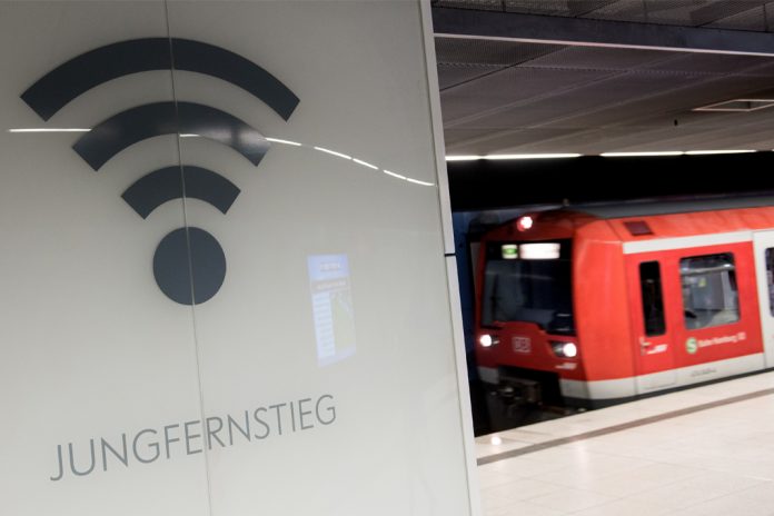 Hochbahn WLAN: Künftig soll es auch in der S-Bahn kostenfreies Internet geben. Foto: Daniel Bockwoldt/dpa