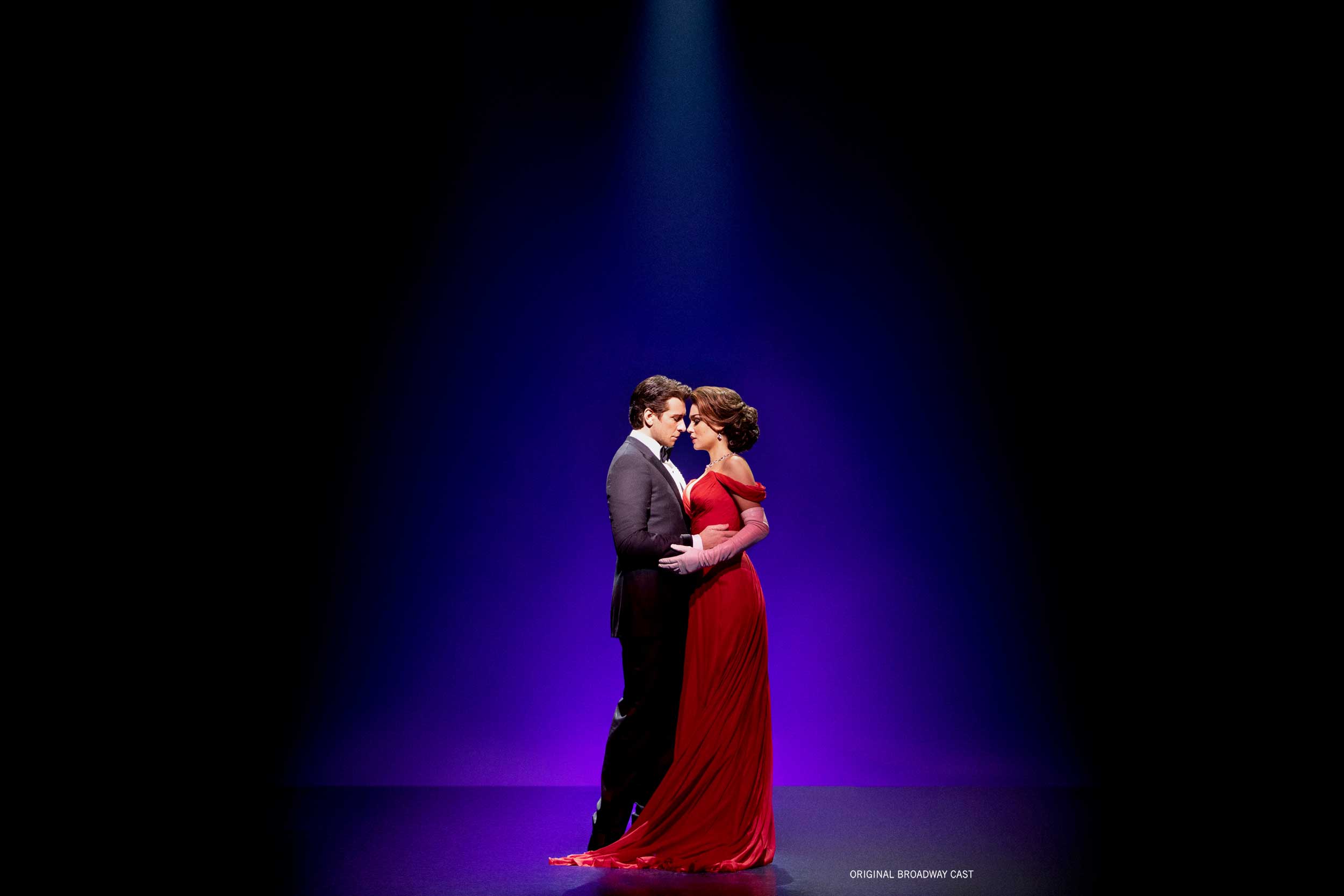 Pretty Woman: So sieht "Pretty Woman" am Broadway aus, ab September wird die Liebesgeschichte auch in Hamburg aufgeführt. Ein Mann und eine Frau im roten Kleid umarmen sich auf der Bühne.
