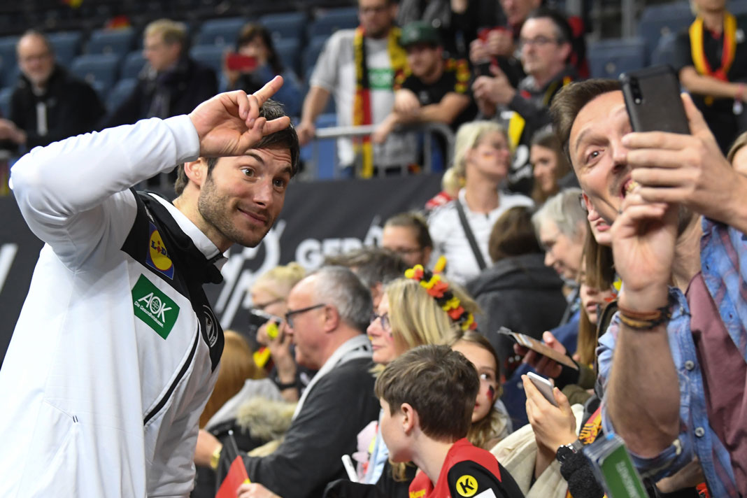 Handball-WM Finale: Uwe Gensheimer möchte heute Abend nicht nur Selfies mit den Zuschauern machen, sondern das WM-Finale erreichen.