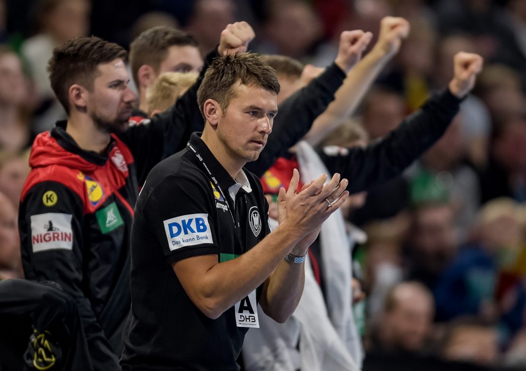 Christian Prokop jubelt seiner Mannschaft im letzten Testspiel vor der Handball-WM in Deutschland und Dänemark zu.