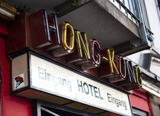 Das Ende von Hamburgs China-Town Heutiger Eingang des Hotel Hong-Kong im Hamburger Berg. Foto: Astrid Benölken.