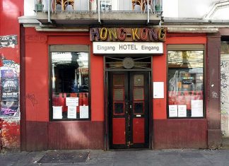 Steht die Kiez-Kneipe „Hong Kong Bar“ vor dem Aus? Der Eingang des Hotel Hong-Kong. Marietta Solty übernahm die Gaststätte nach der Chinesenaktion von ihrem Vater. Foto: Astrid Benoelken