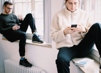 “Stumpfes Scrollen schlägt auf die Stimmung” Studenten bei der Nutzung von sozialen Medien am Smartphone.