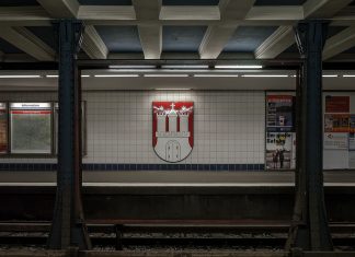 Sperrung: U-Bahnen durch Busse ersetzt Sperrung U3: Leerer U-Bahnhof. Wappen der Freien und Hansestadt Hamburg im U-Bahnhof Rathaus.