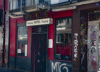 “St. Pauli war Hamburgs Chinatown” Der Eingang der Hong-Kong Bar. Der ehemalige Besitzer fiel der Chinesenaktion von 1944 zum Opfer. Foto: Astrid Benoelken