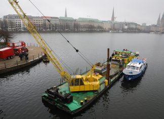 Feuerwehr sprengt Granaten auf der Alster Kampfmittel in der Alster gefunden,