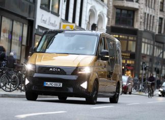 Im E-Kleinbus durch Hamburg Diese Moia-Kleinbusse werden in Hamburg künftig häufiger zu sehen sein. Foto: dpa