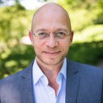 Dating: “Tinder gaukelt Sicherheit vor” Der Paartherapeut Eric Hegmann spricht darüber, was sich durch Dating Plattformen wie Tinder verändert. Foto: Kathrin Stahl.