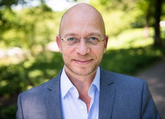 Dating: “Tinder gaukelt Sicherheit vor” Der Paartherapeut Eric Hegmann spricht darüber, was sich durch Dating Plattformen wie Tinder verändert. Foto: Kathrin Stahl.