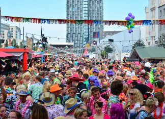 Schlagermove: Alternativrouten in der Kritik Besucher des Schlagermove auf dem Spielbudenplatz in Hamburg.,