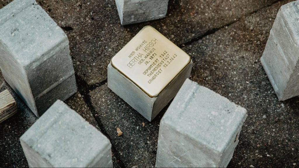 Im Tale 13 liegt jetzt ein Stolperstein FINK.HAMBURG
