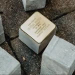 Im Tale 13 liegt jetzt ein Stolperstein Der Stolperstein von Bertha Hirsch Im Tale 13 in Hamburg Eppendorf. Foto: Luisa Höppner