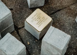 Im Tale 13 liegt jetzt ein Stolperstein Der Stolperstein von Bertha Hirsch Im Tale 13 in Hamburg Eppendorf. Foto: Luisa Höppner