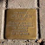 Stolperstein von Woo Lie Kien in der Schmuckstraße. Foto: Astrid Benoelken.