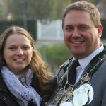 Teichwette: Flossfahrt durchs Eis Sozialsenatorin Dr. Melanie Leonhard und Marmstorfs Schützenkönig Torsten Czerner stehen sich am Sonntag, 27. Januar auf der 19. Marmstorfer Teichwette gegenüber. Foto: Johannes „Jojo“ Tapken