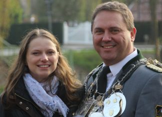 Teichwette: Flossfahrt durchs Eis Sozialsenatorin Dr. Melanie Leonhard und Marmstorfs Schützenkönig Torsten Czerner stehen sich am Sonntag, 27. Januar auf der 19. Marmstorfer Teichwette gegenüber. Foto: Johannes „Jojo“ Tapken
