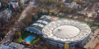 Das in die Jahre gekommene Stadion wird saniert. Foto: Daniel Bockwoldt/dpa