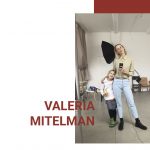 HAW-Absolventin Valeria Mitelman mit ihrer Tochter in ihrem Berliner Fotostudio. Selfie: Valeria Mitelman, Grafik: Jana Trietsch
