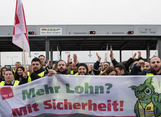 Warnstreik führt zu Flugausfällen Mitglieder der Gewerkschaft Verdi stehen mit Fahnen vor dem Flughafen. An den Airports Köln/Bonn, Düsseldorf und Stuttgart findet ein ganztägiger Warnstreik des Sicherheitspersonals statt. Foto: Federico Gambarini/dpa