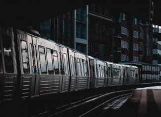 ÖPNV: Kritik an Personennahverkehr deutlich gestiegen Eine Hamburger U-Bahn des ÖPNV am Rödingsmarkt. Foto: Max Langelott/Unsplash