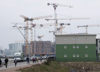 Immer weniger Geflüchtete in Hamburg Ein Duzend Kräne stehen am Rande des Flüchtlingsheims.