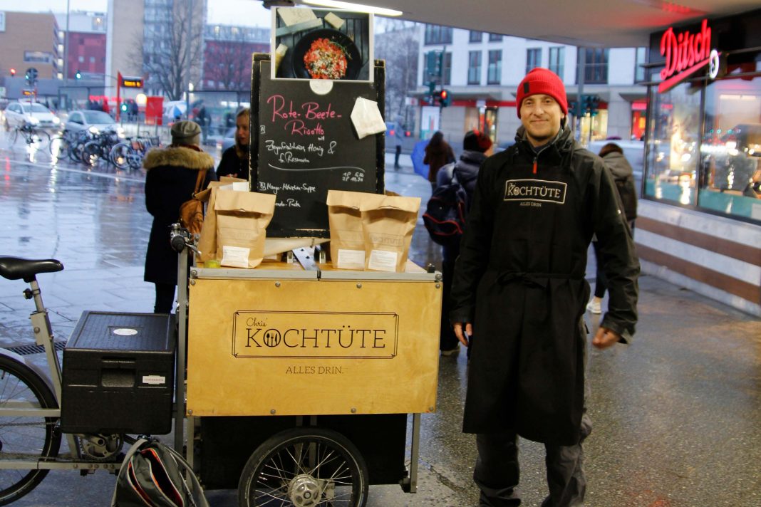 Robert Wetzorke steht mit dem Lastenfahrrad von Chris' Kochtüte an der U-Bahn-Station Hoheluftbrücke