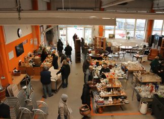 Das Kuriositätenkabinett der Stadtreinigung Eingangsbereich des Second Hand Kaufhauses Stilbruch in Wandsbek. Menschen stöbern zwischen Möbeln und Vasen.