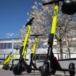 Elektroroller im Testbetrieb auf dem Desy-Gelände Die Elektroroller von Hive stehen auf dem Desy-Gelände zum Testen bereit.