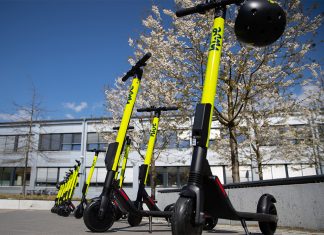 Elektroroller im Testbetrieb auf dem Desy-Gelände Die Elektroroller von Hive stehen auf dem Desy-Gelände zum Testen bereit.