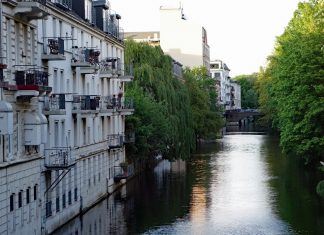 Immobilien in Hamburg: Bis zu 7000 Euro pro Quadratmeter Häuser und Bäume am Kanal in Eppendorf.