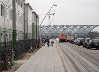 Flüchtlingsheim Hafencity: Container auf teurem Baugrund Menschen gehen von der S-Bahnstation Elbbrücken zum Flüchtlingsheim