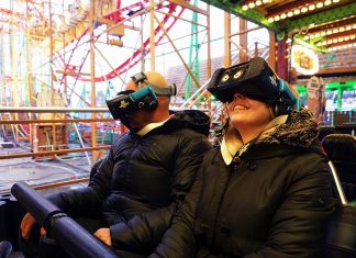 Mit Tempo 60 in die Virtualität Ein Mann und eine Frau sitzen in einem Wagen der VR-Achterbahn Wilde Maus XXL.