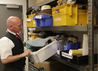 Ukulele, Urnenkatalog, Patronenhülse: Was am Flughafen liegen bleibt Regal im Fundbüro am Flughafen