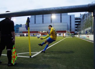 Oberliga Hamburg: Wo Fußball noch den Menschen gehört BU-Spieler Abdel Hathat schlägt unter Flutlicht einen Eckball.