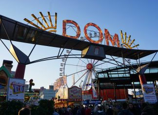 Hamburger Dom: Im Sommer bald eine Woche länger? Ab jetzt mit Waffenkontrolle: Eingang des Hamburger Doms auf dem Heiligengeistfeld