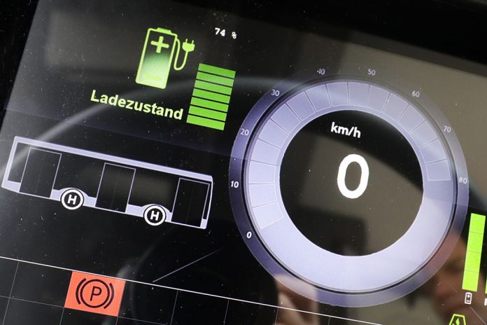 Digitales Tachometer eines Elektrobusses der Hamburger Hochbahn