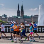 Läufer an der Alster beim Haspa Marathon Hamburg