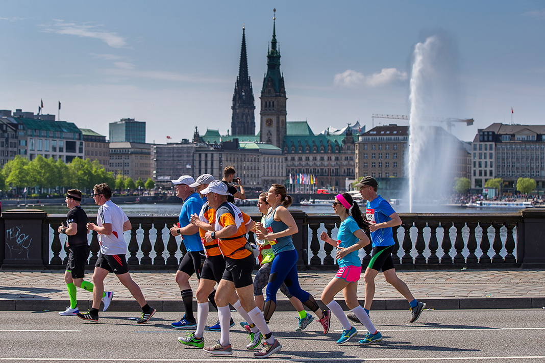 Marathonläufer vor den Landungsbrücken
