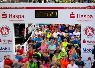 Hamburg Marathon 2019: So umgeht ihr die Sperrungen Eine Menschenmenge, die sich über die Startlinie des Hamburg Marathons drängt.