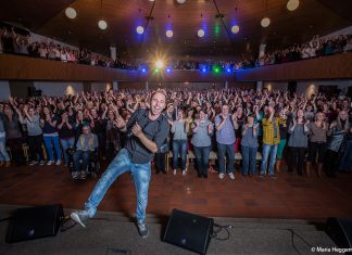 Im Chor für Kuschelhormone Der Chorleiter Niels Schröder mit den Besuchern des Chors.