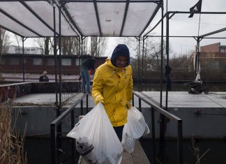 Müllangeln in Wilhelmsburg Marco Antonio Reyes-Loredo beim Müllsammeln