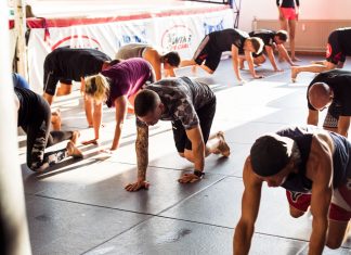 Movement Kultur: Bewegung ist Kopfsache Egidijus Kel und seine Kursteilnehmer kriechen auf allen Vieren über den Hallenboden im Zanshin Dojo.