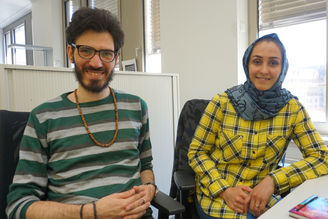 Chefredakteur Omid Razaee und Redakteurin Nilab sitzen an ihrem Schreibtisch im Newsroom vom Hamburger Abendblatt.