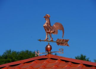 Quiz: Bauernregeln bringen Wettersegen! Wetterhahn aus Bronze auf dem Dach.
